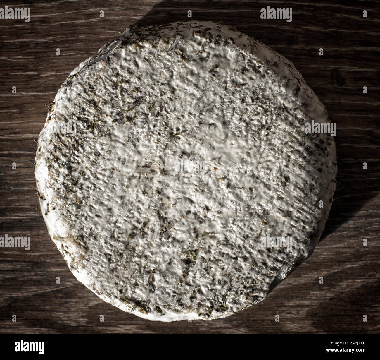 Formaggio artigianale da mucche e capre latte. Testa cilindrica Foto Stock