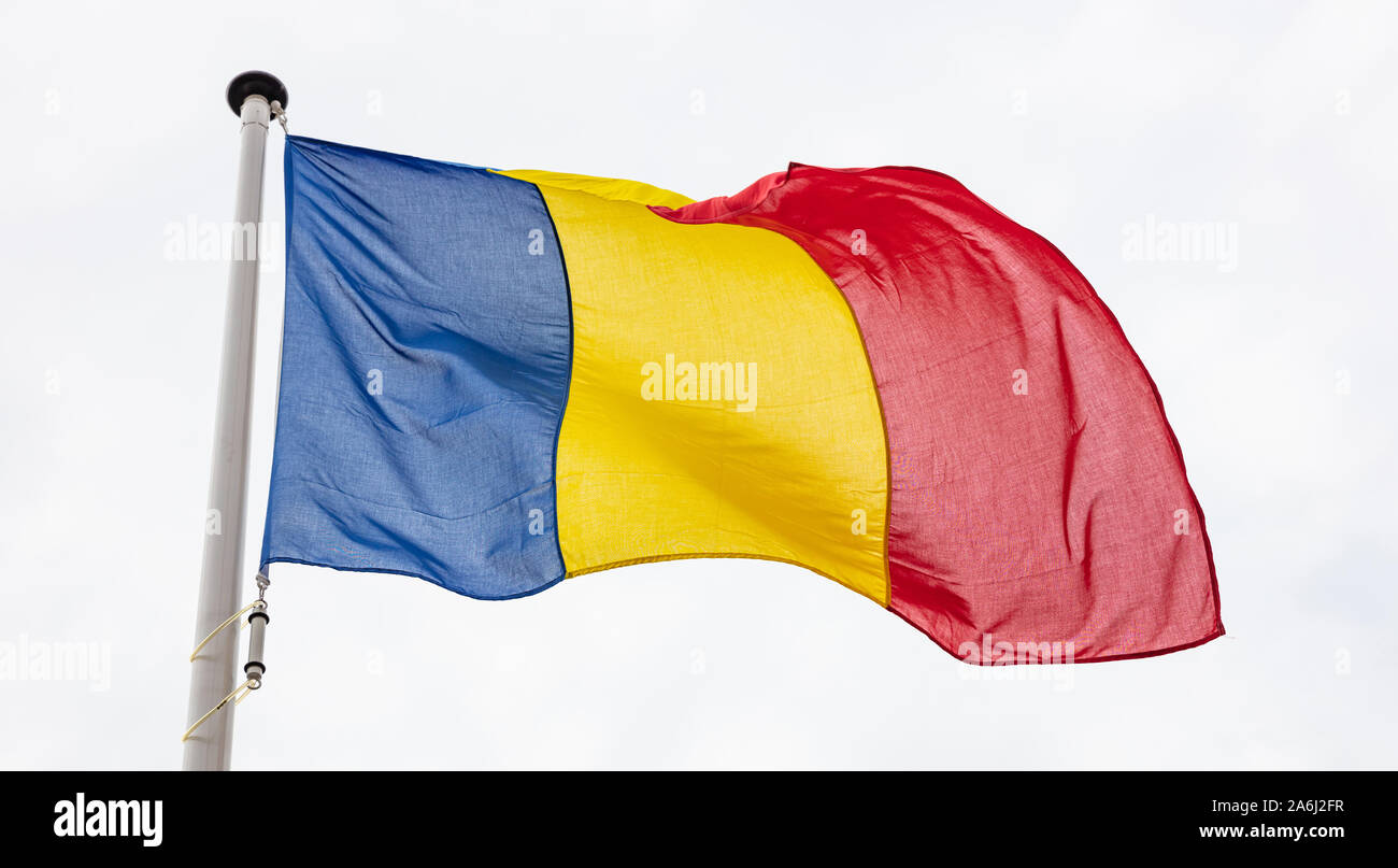 Bandiera della Romania. Nazionale rumeno per simbolo e segno sventola su un pennone contro sfondo con cielo nuvoloso Foto Stock