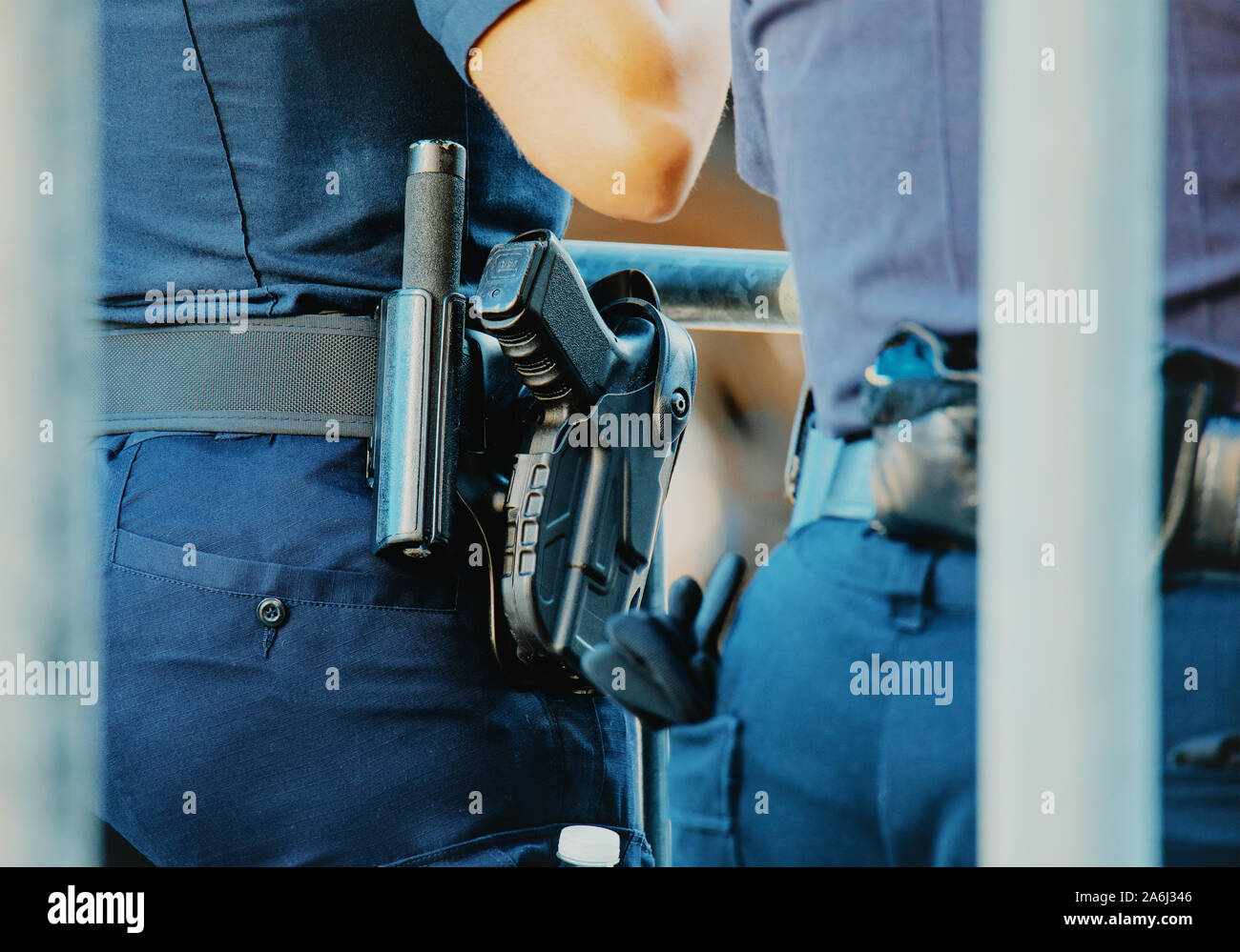 Manhattan 2019. Dietro la polizia con cinghia di pistola Foto Stock