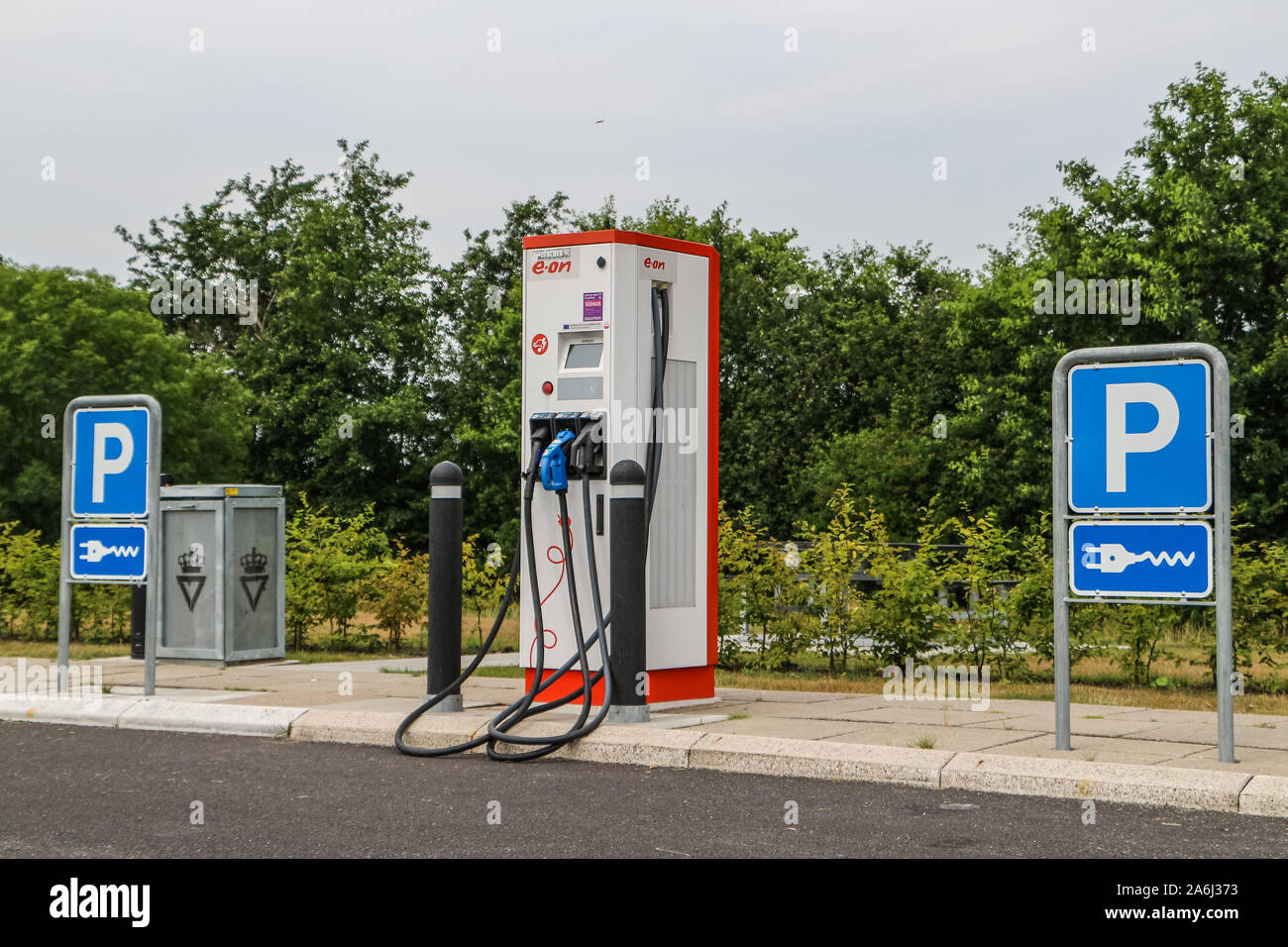 Le automobili elettriche punto di carica con alta amp caricabatterie è visto su autostrada E45 nei pressi di Aalborg, Danimarca il 29 luglio 2019 © Michal Fludra / Alamy Live News Foto Stock