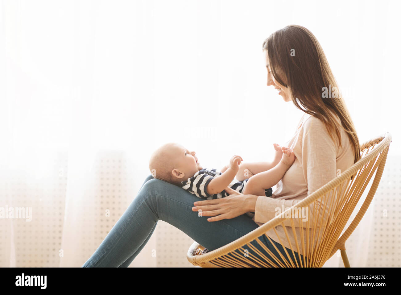 Neonato sorridente in un cesto di vimini Foto stock - Alamy