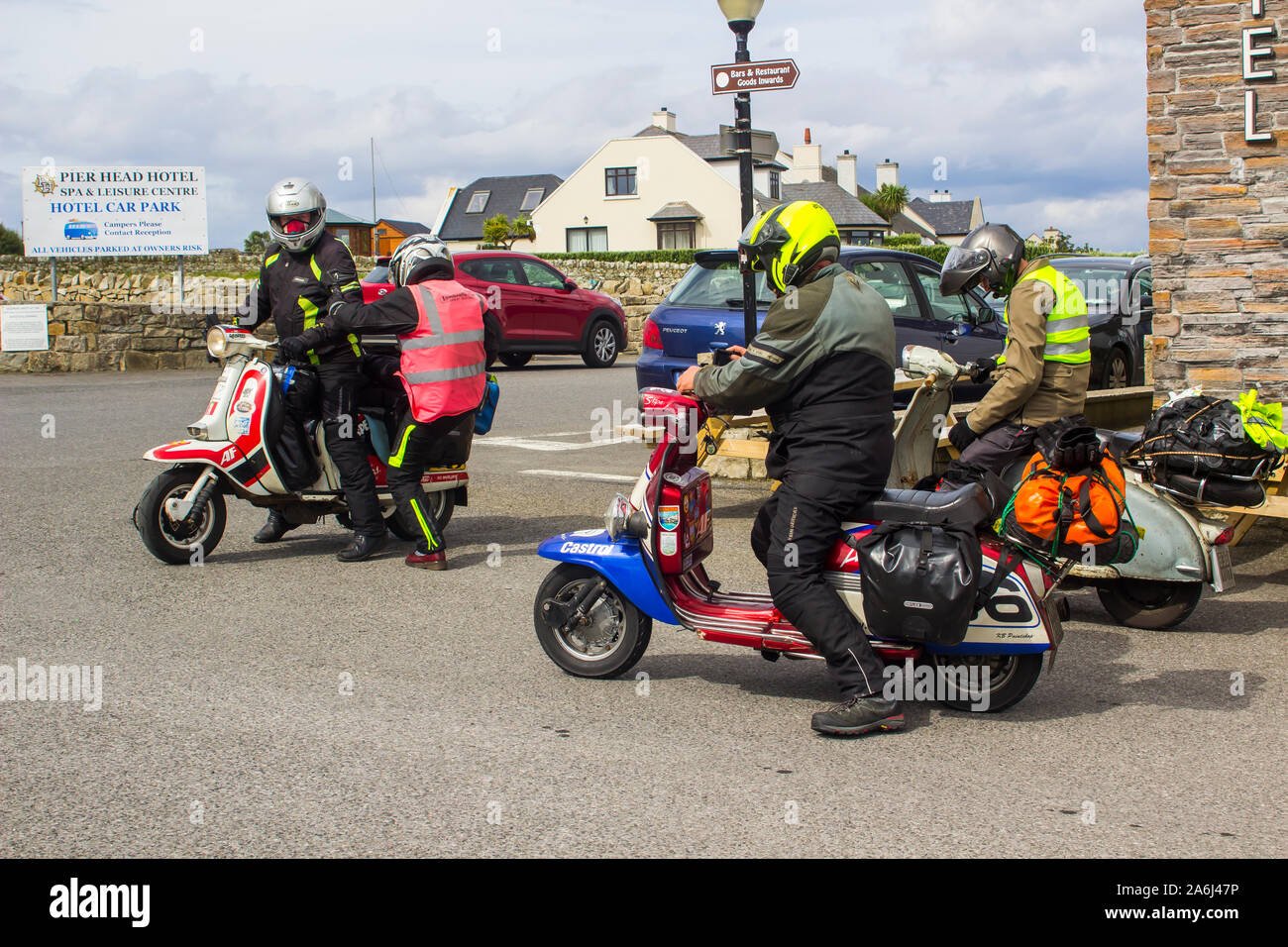 23 agosto 2019 non ripristinati 1960 vintage Lambretta Scooters e club piloti visto nel villaggio costiero di Mullaghmore nella contea di Donegal, Irelan Foto Stock