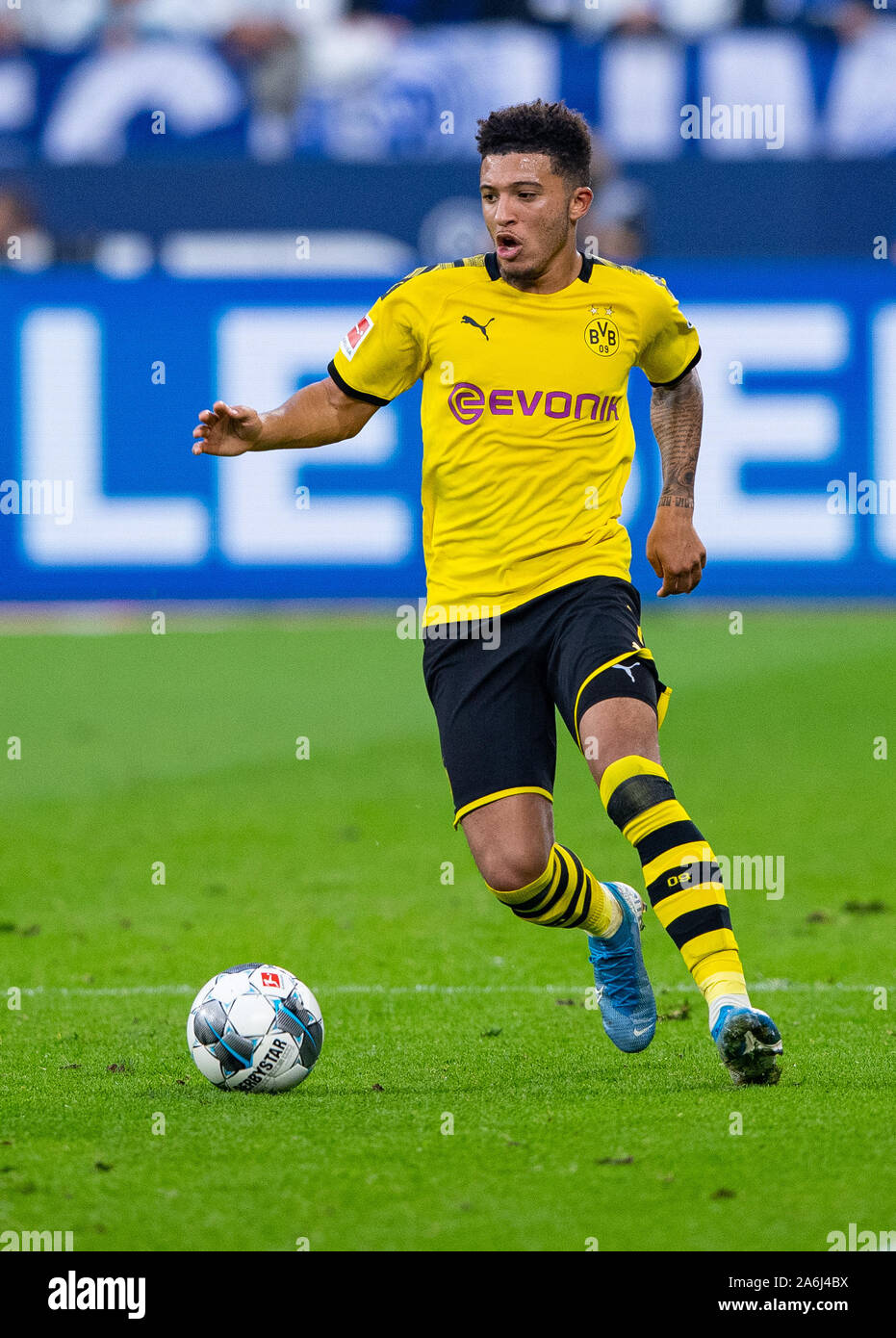 Gelsenkirchen (Germania). 26 ott 2019. Calcio: Bundesliga, FC Schalke 04 - Borussia Dortmund, 9 giornata nella Veltins Arena. Dortmund Sancho Jadon sulla sfera. Credito: Guido Kirchner/dpa/Alamy Live News Foto Stock
