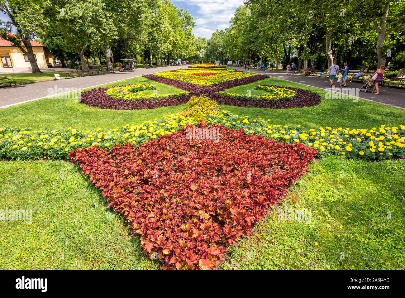 Burgas, Bulgaria - 22 Giugno 2019: aiuola nel grande giardino del mare in Burgas Foto Stock