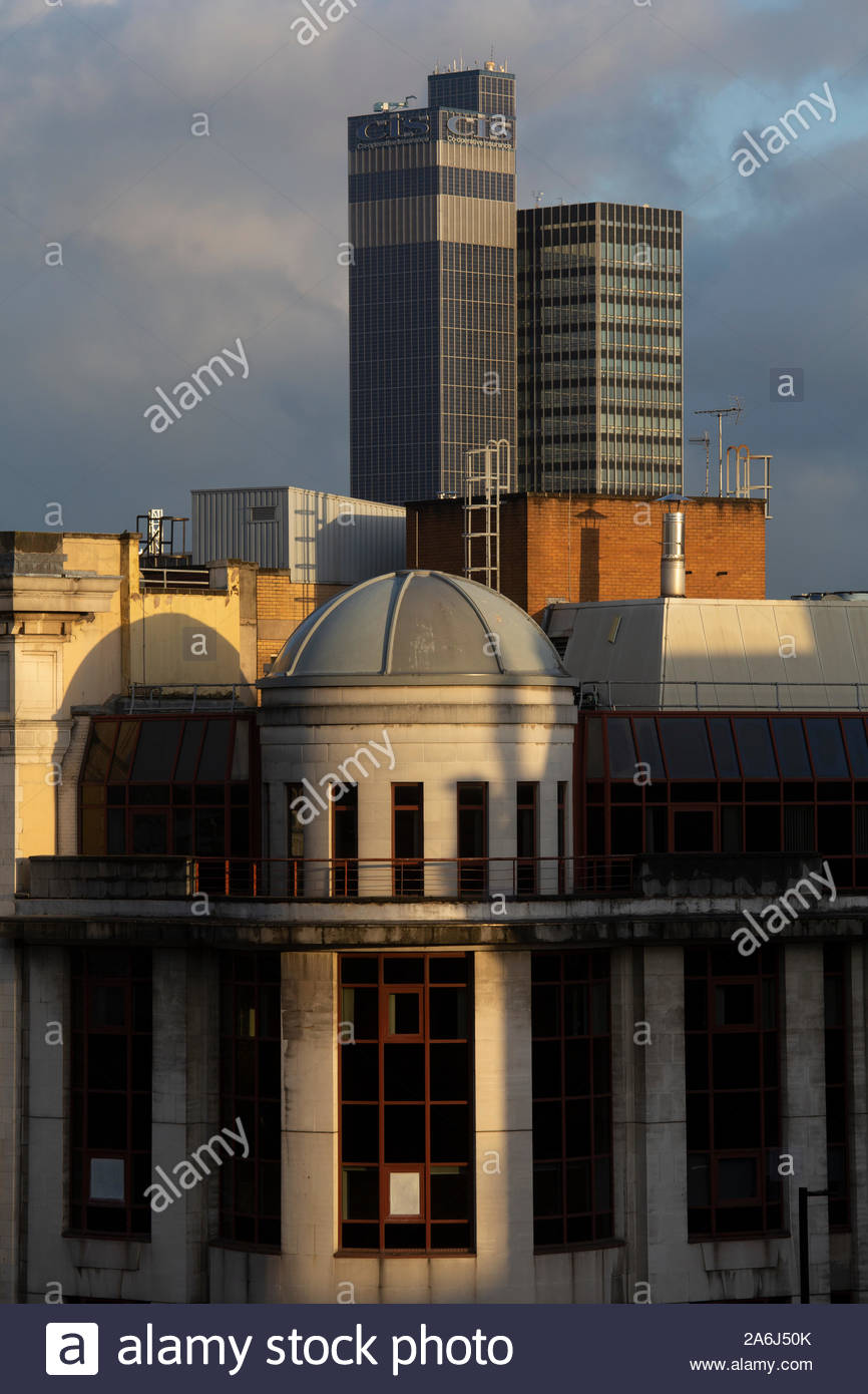 Manchester, Regno Unito. 27 ott 2019. Una bellissima alba attraverso Manchester come questa mattina il tempo diventa più soleggiato e più freddo nei prossimi giorni, Credito: Clearpix/Alamy Live News Foto Stock
