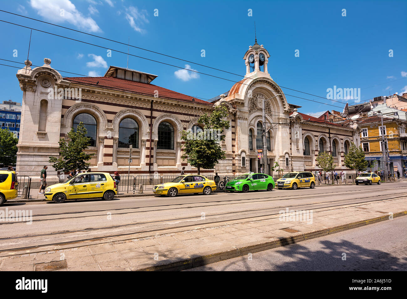 Sofia, Bulgaria - 25 Giugno 2019: facciata del mercato coperto con taxi parcheggiato in attesa di Sofia (Bulgaria) Foto Stock