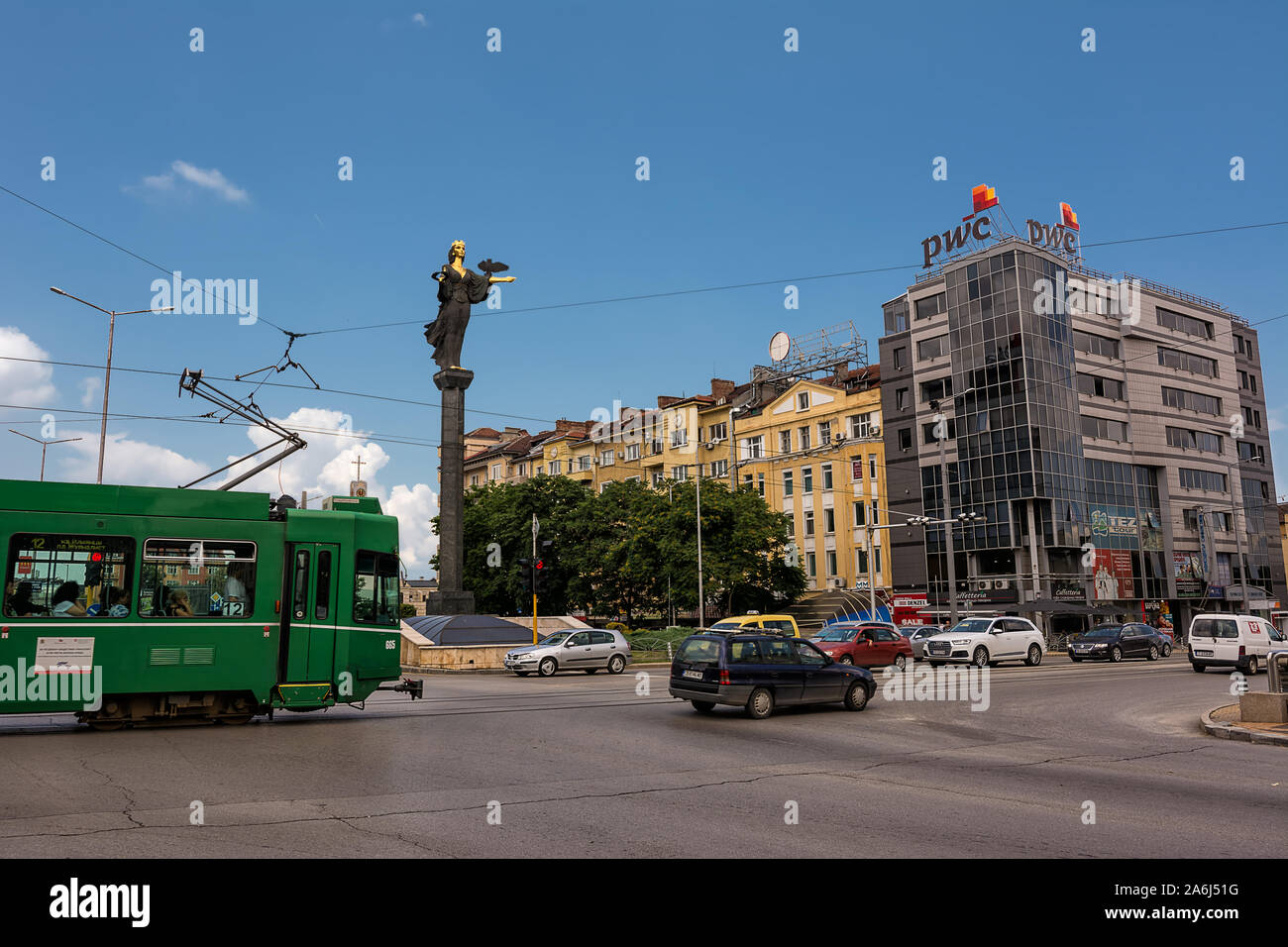 Sofia, Bulgaria - 25 Giugno 2019: nodo stradale ed il traffico nel centro di Sofia con la statua di Santa Sofia, simbolo di saggezza e protettore di S Foto Stock