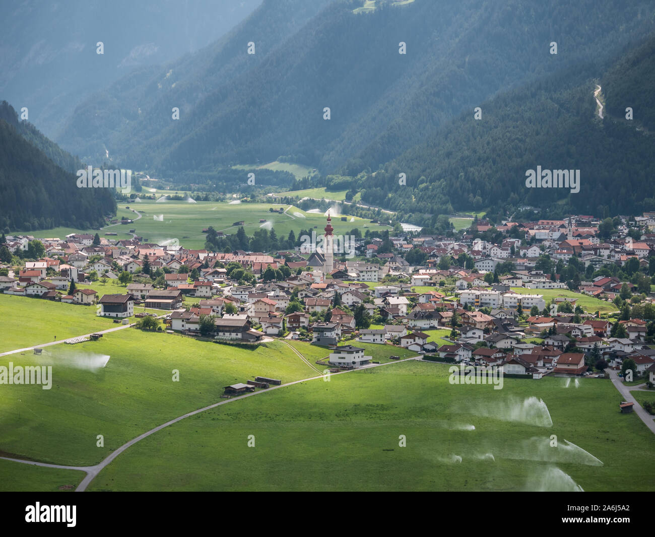 Vista aerea del villaggio di Pfunds come visto dal punto di vista Vogeltenne nella parte superiore della valle dell'Inn, Tirolo, Austria Foto Stock