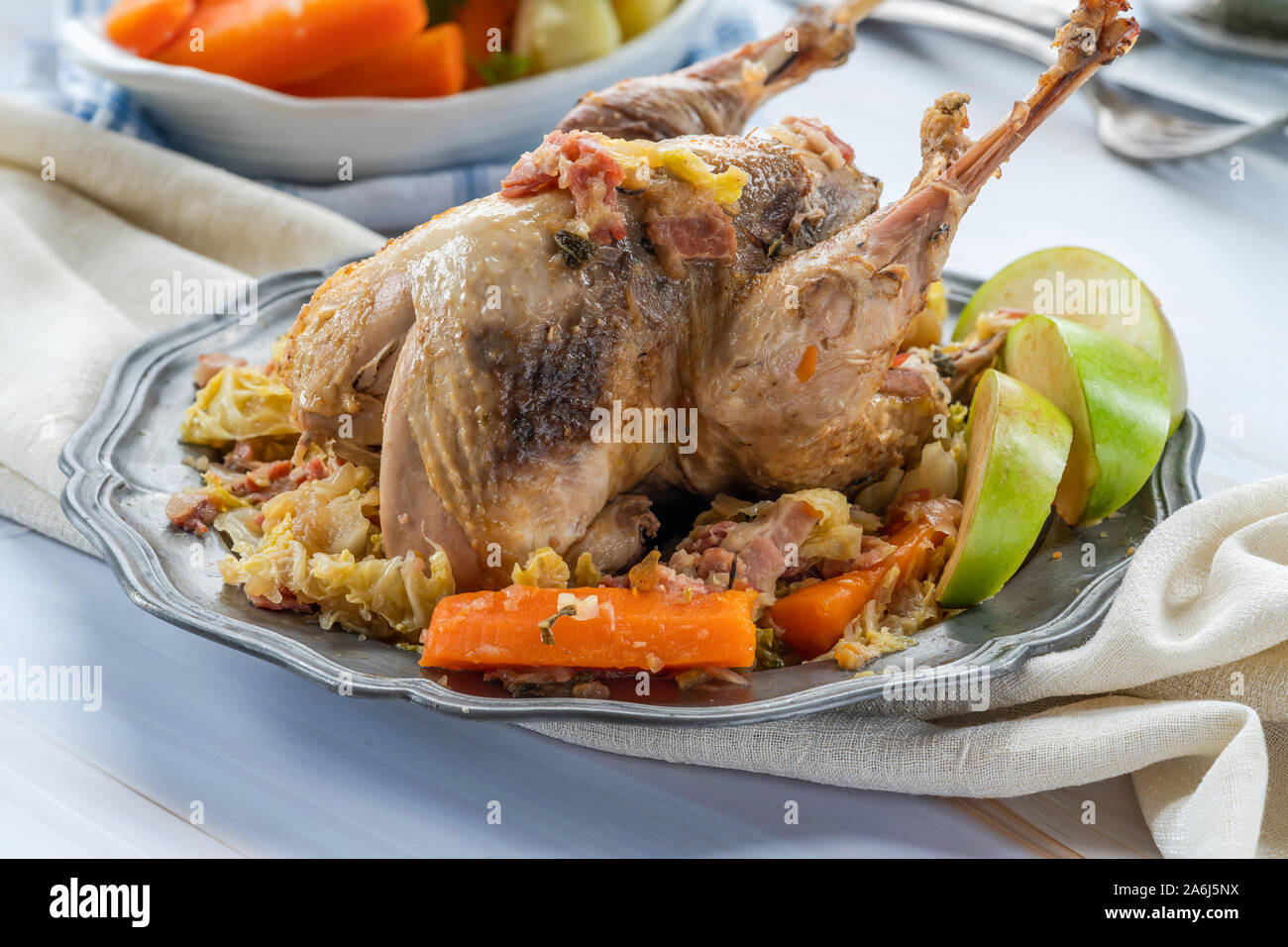 Pot-fagiano arrosto in sidro con pancetta e verdure Foto Stock