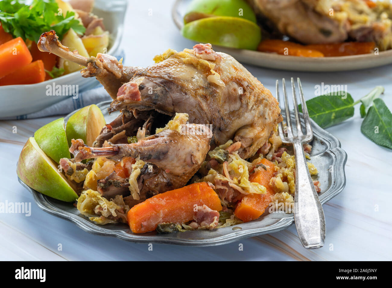 Pot-fagiano arrosto in sidro con pancetta e verdure Foto Stock