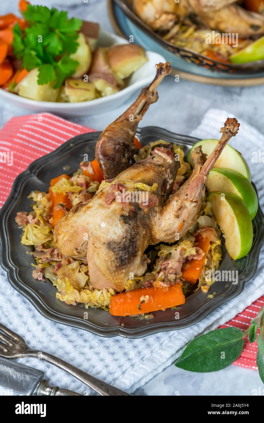 Pot-fagiano arrosto in sidro con pancetta e verdure Foto Stock