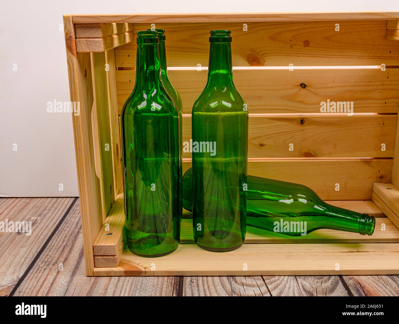Svuotare le bottiglie di vino in una scatola di legno sul tavolo. Home vinificazione Foto Stock