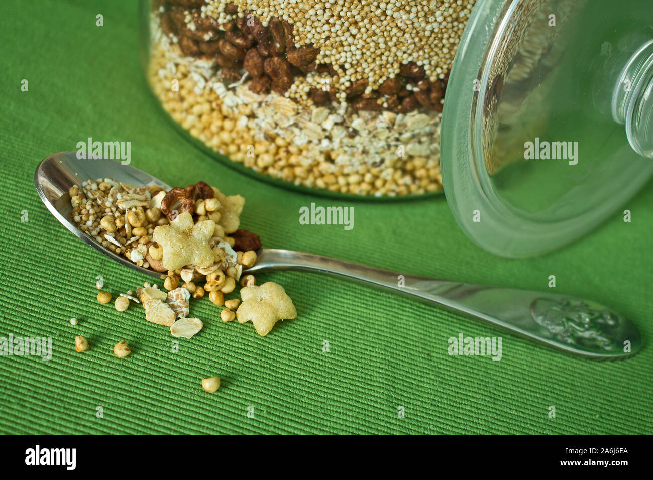 La quinoa, amaranto, fiocchi d'avena, chocoflakes, mais soffiato e sano di piccole stelle. Foto Stock