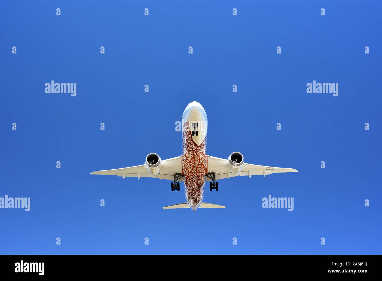 Qantas Boeing 787 Dreamliner VH-ZND sull approccio all'Aeroporto di Perth. Verniciatura ispirato dagli indigeni australiani artista Emily Kame Kngwarrey Foto Stock