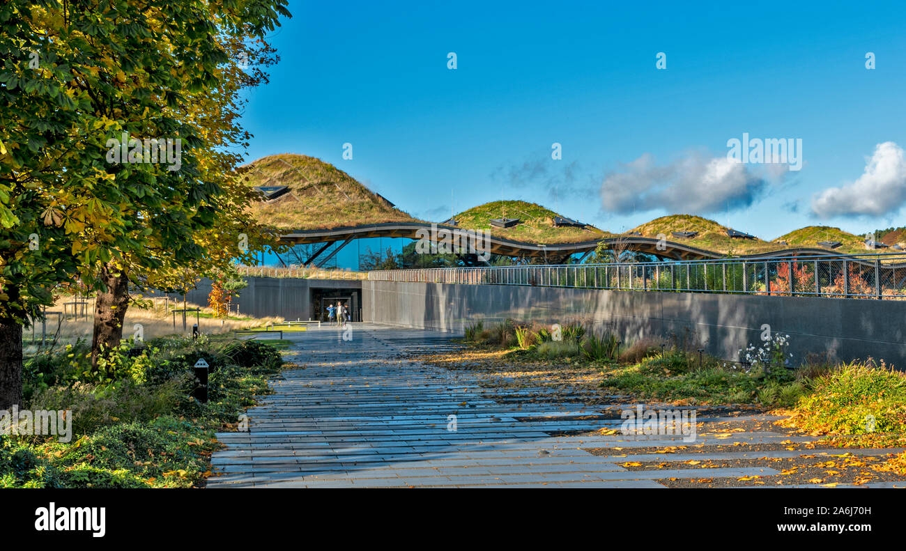 MACALLAN WHISKY DISTILLERY CRAIGELLACHIE MORAY Scozia entrata in distilleria con i visitatori e gli alberi in autunno Foto Stock