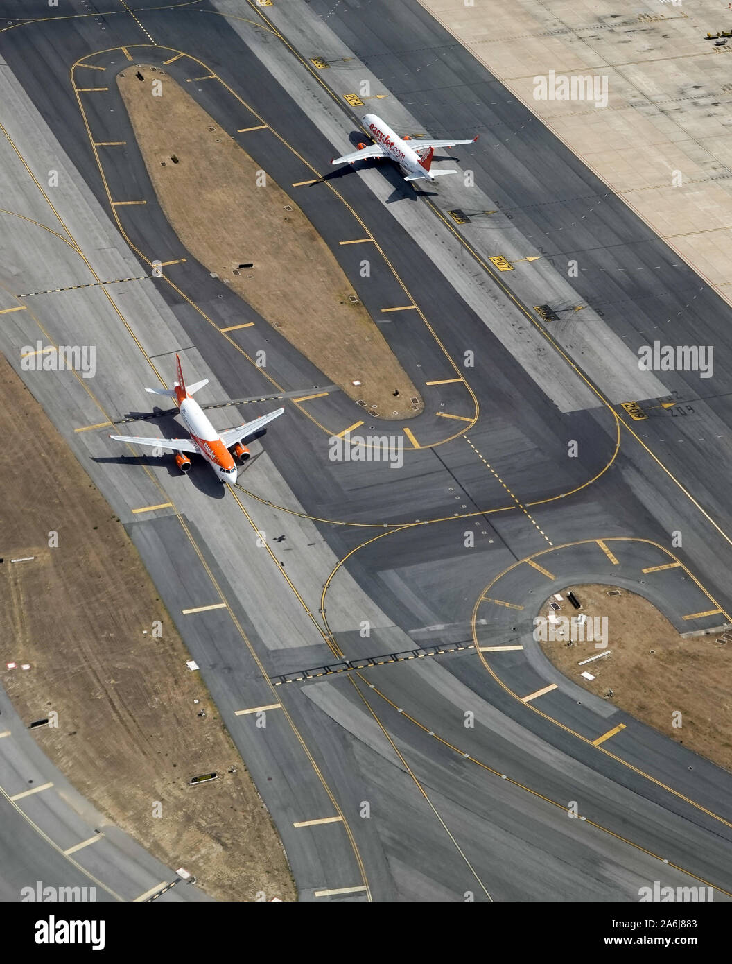 Lisbona, Portogallo. Xviii Sep, 2019. Due velivoli correre su piste di atterraggio e decollo a Humberto Delgado Aeroporto di Lisbona. Credito: Jan Woitas/dpa-Zentralbild/dpa/Alamy Live News Foto Stock