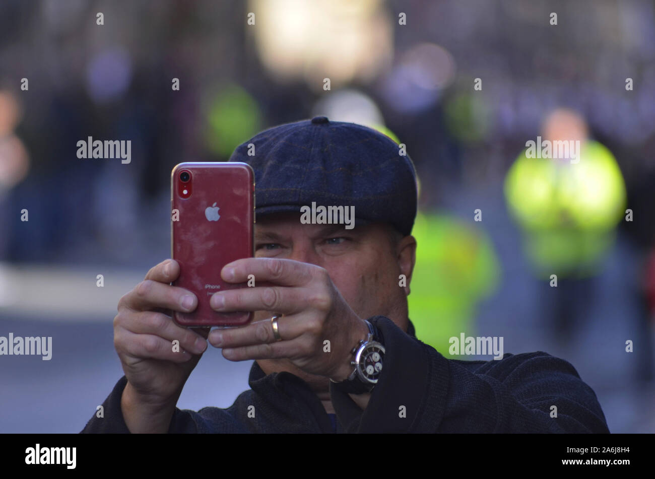L'uomo prende le foto con un iPhone durante il 2019 a cavallo delle Marche a Edimburgo in Scozia UK. Oltre 250 cavalli e cavalieri che hanno preso parte all'evento. Foto Stock