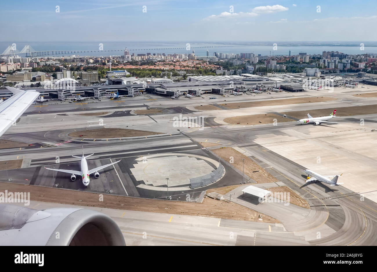 Lisbona, Portogallo. Xviii Sep, 2019. Vista dell'aeroporto Humberto Delgado Lisbona, dietro di esso si può vedere il fiume Tejo. Credito: Jan Woitas/dpa-Zentralbild/dpa/Alamy Live News Foto Stock