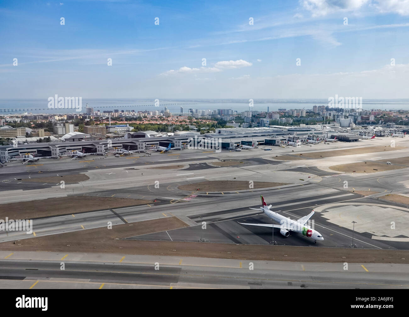 Lisbona, Portogallo. Xviii Sep, 2019. Vista dell'aeroporto Humberto Delgado Lisbona, dietro di esso si può vedere il fiume Tejo. Credito: Jan Woitas/dpa-Zentralbild/dpa/Alamy Live News Foto Stock