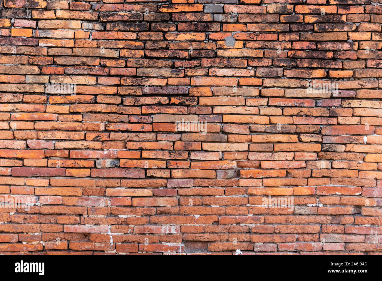 Pareti in mattoni di sfondo e texture. La consistenza del mattone è di colore arancione. Sullo sfondo di un vuoto di mattoni della parete basale. Foto Stock