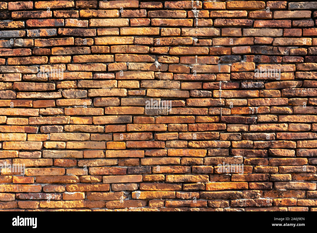 Pareti in mattoni di sfondo e texture. La consistenza del mattone è di colore arancione. Sullo sfondo di un vuoto di mattoni della parete basale. Foto Stock