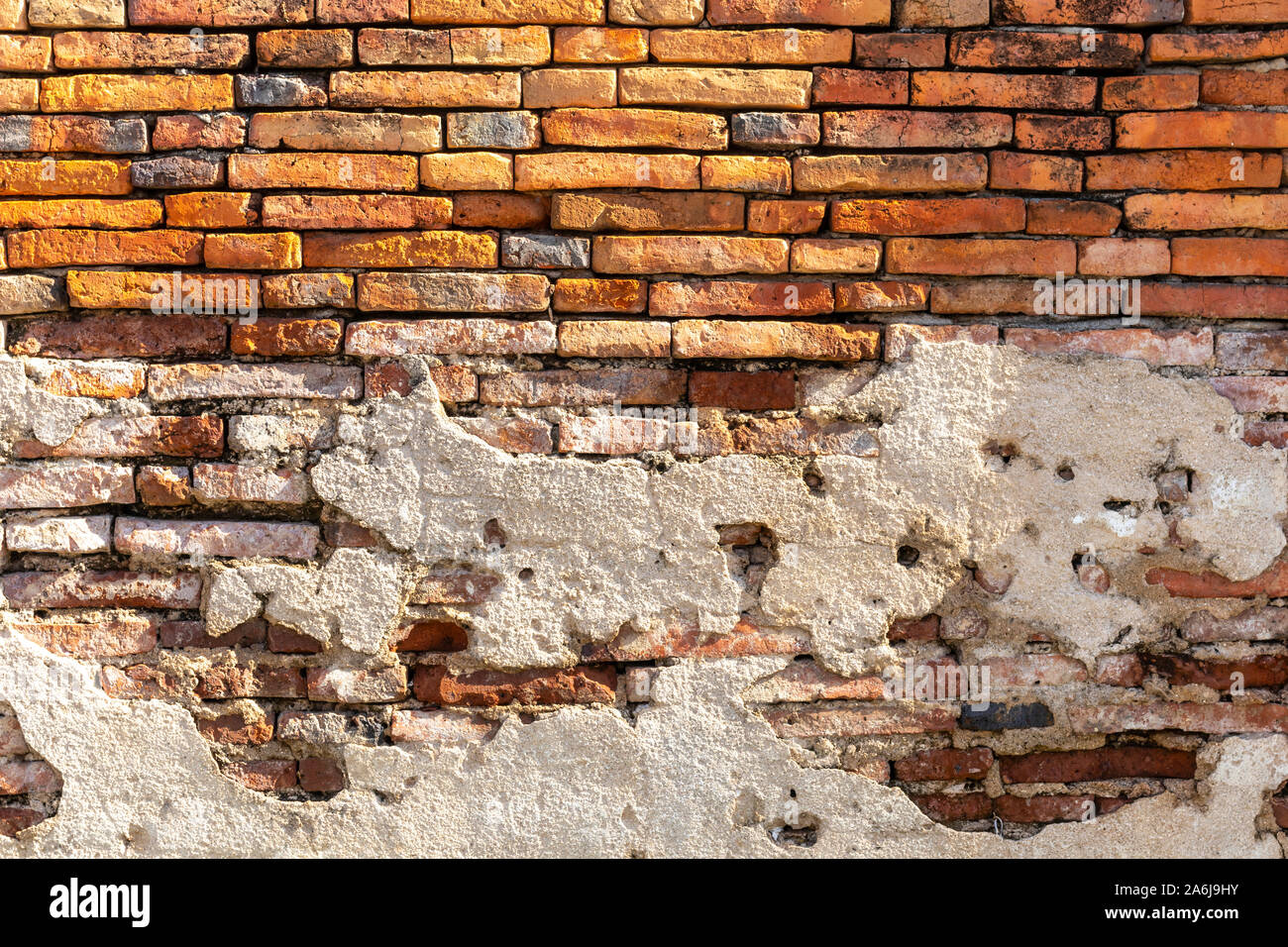 Pareti in mattoni di sfondo e texture. La consistenza del mattone è di colore arancione. Sullo sfondo di un vuoto di mattoni della parete basale. Foto Stock