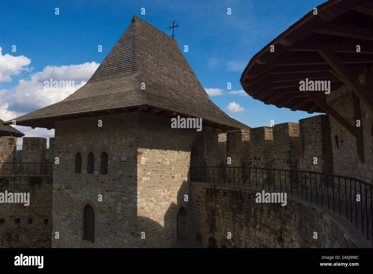 Torre medievale e muro di fortificazione vista dal cortile interno della fortezza di Soroca Foto Stock