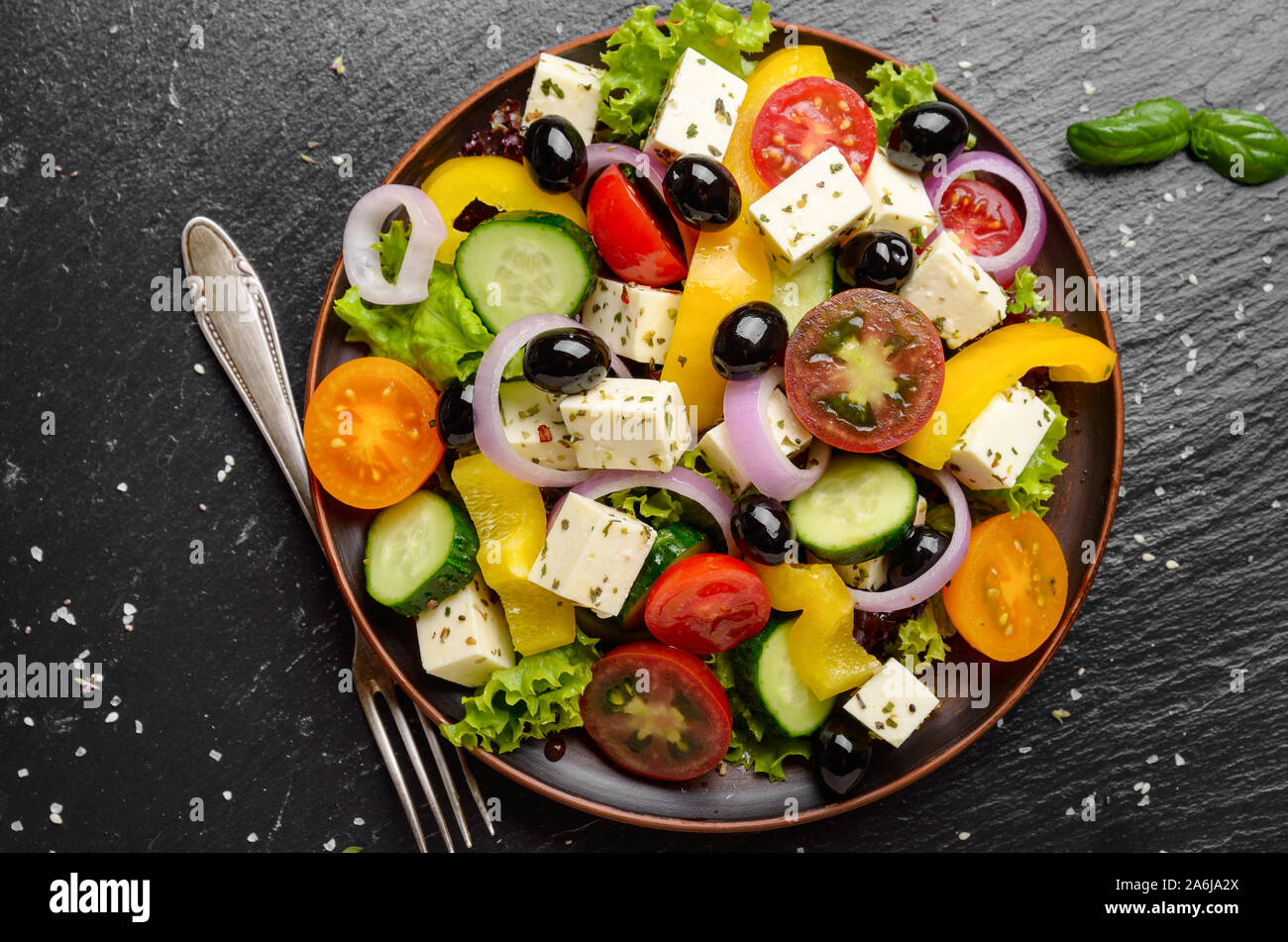 Vista superiore a dieta mediterranea piatto di insalata greca sul vassoio di ardesia Foto Stock