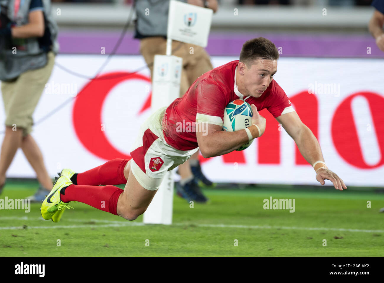 Yokohama, Giappone. 27 ott 2019. Josh Adams del Galles punteggi a provare durante la Coppa del Mondo di Rugby semi-finale match tra Galles e Sud Africa nella Prefettura di Kanagawa, Giappone, il 27 ottobre 2019 Credit: Cal Sport Media/Alamy Live News Foto Stock