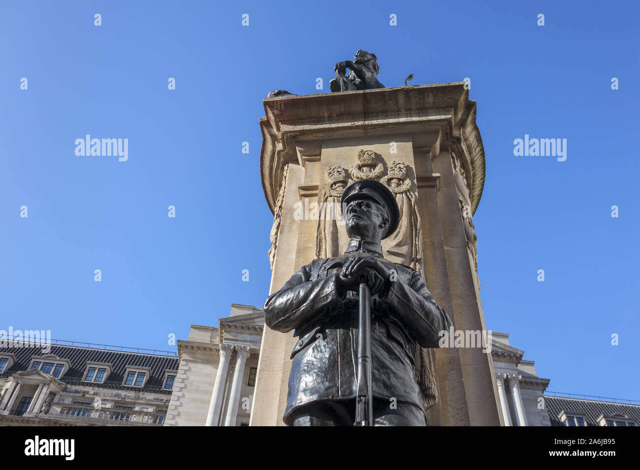 Statua di un soldato di fanteria sulle truppe di Londra War Memorial situato al di fuori della Royal Exchange di fronte alla Bank of England, City of London EC3 Foto Stock