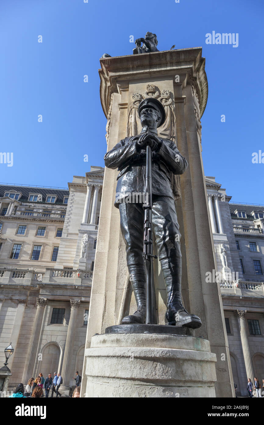 Statua di un soldato di fanteria sulle truppe di Londra War Memorial situato al di fuori della Royal Exchange di fronte alla Bank of England, City of London EC3 Foto Stock