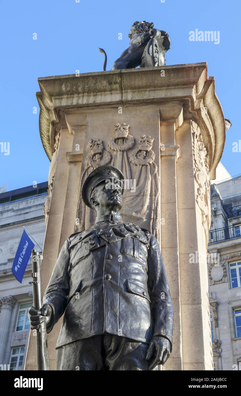 Statua di bronzo di un soldato di artiglieria sulle truppe di Londra War Memorial situato al di fuori della Royal Exchange, Cornhill City of London EC3 Foto Stock