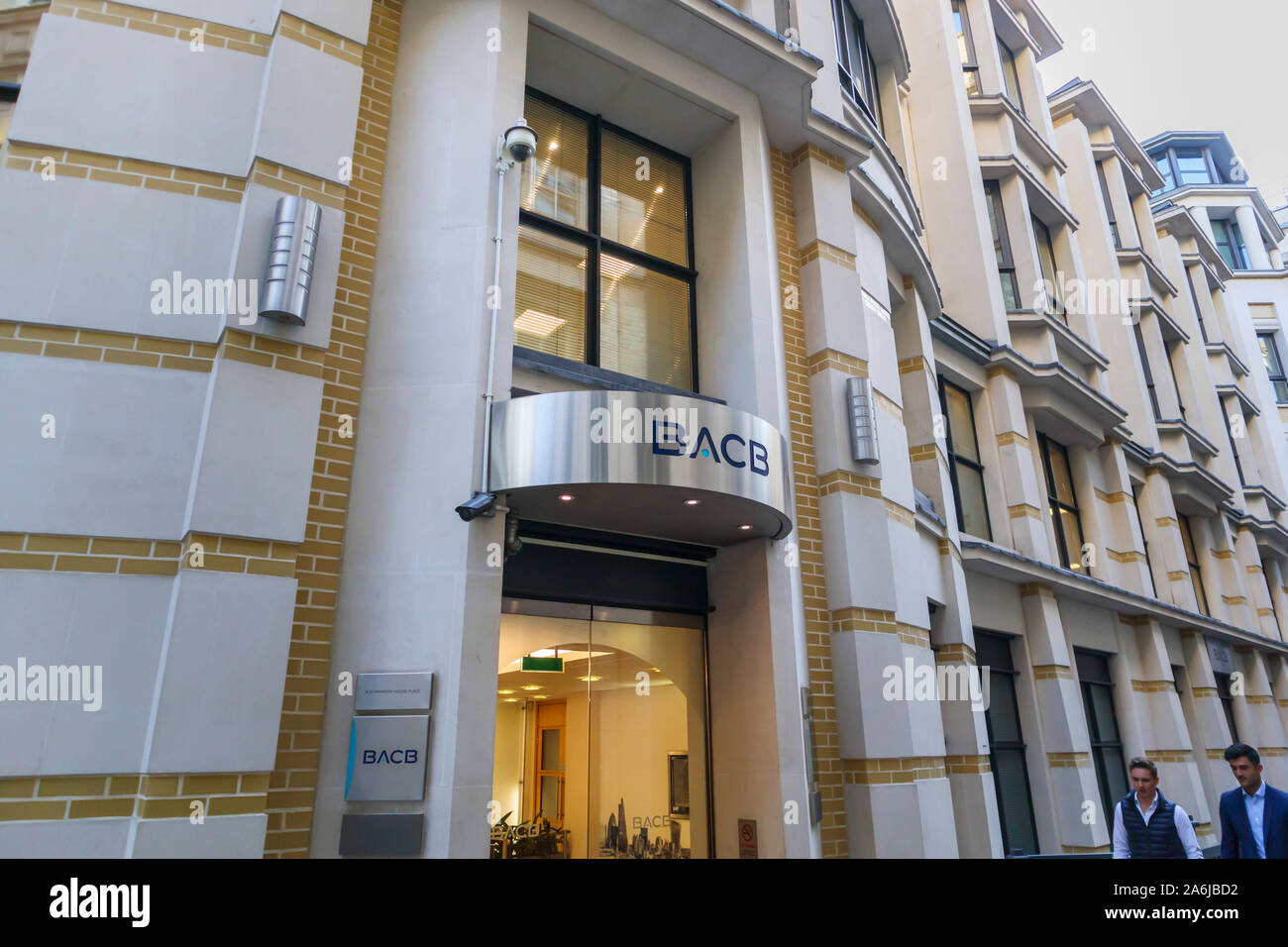 Ingresso alla moderna sede di Londra della British Arab Commercial Bank in Mansion House Place, Londra EC4 Foto Stock