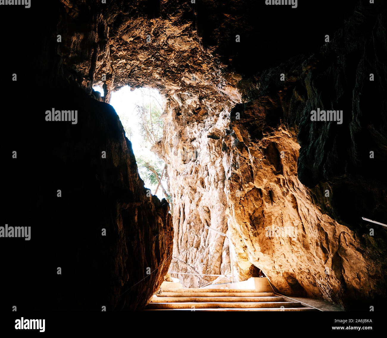 Luce che risplende in una grotta in Chiang Mai, Thailandia. Foto Stock