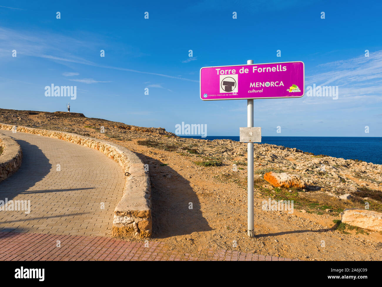 Menorca, Spagna - 12 Ottobre 2019: percorso a Torre de Fornells, torre di difesa costiera a guardia dell'ingresso a Fornells porto. Menorca, Spagna Foto Stock