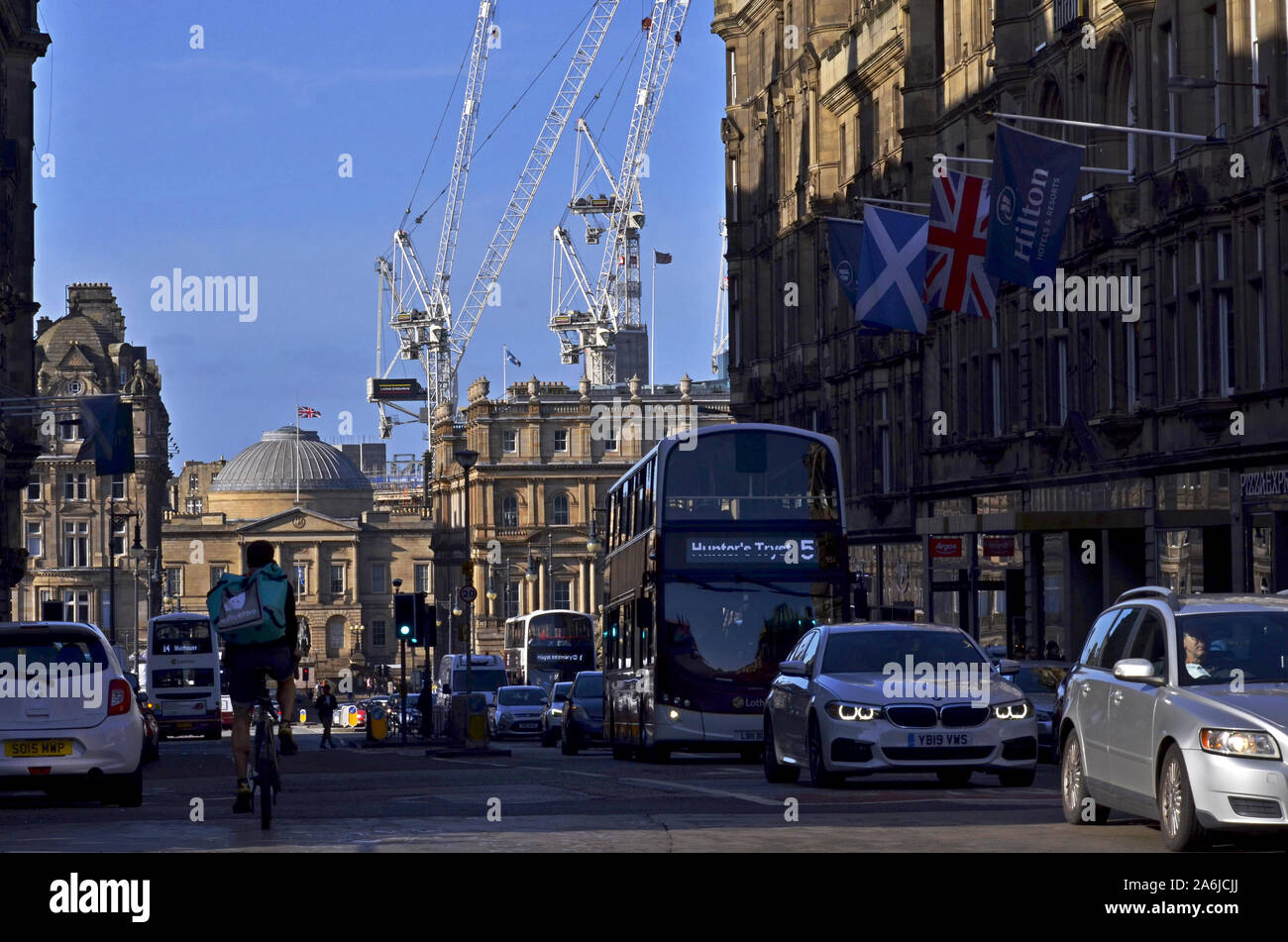 Il traffico sul North Bridge Road nel centro di Edimburgo in Scozia UK Foto Stock