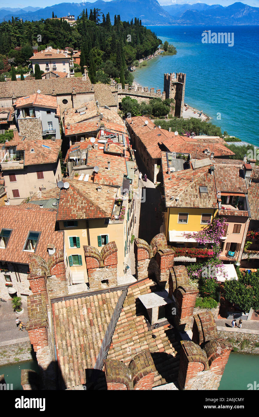 Vista aerea dal castello Scaligero sul lago di Garda e la città di Sirmione, Italia Foto Stock