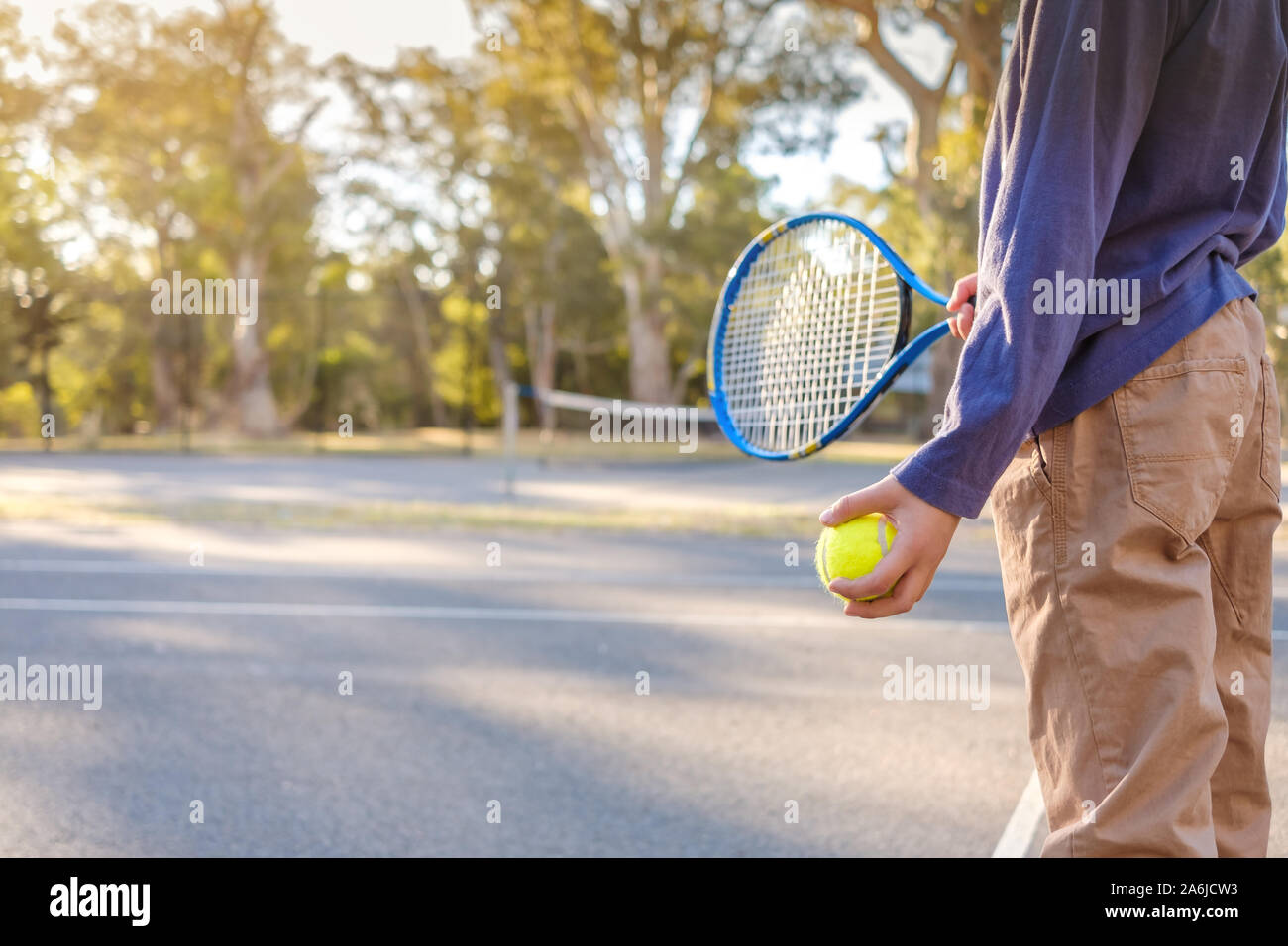 Australian boy holding racchetta da tennis e palla al tribunale aperto in Sud Australia Foto Stock