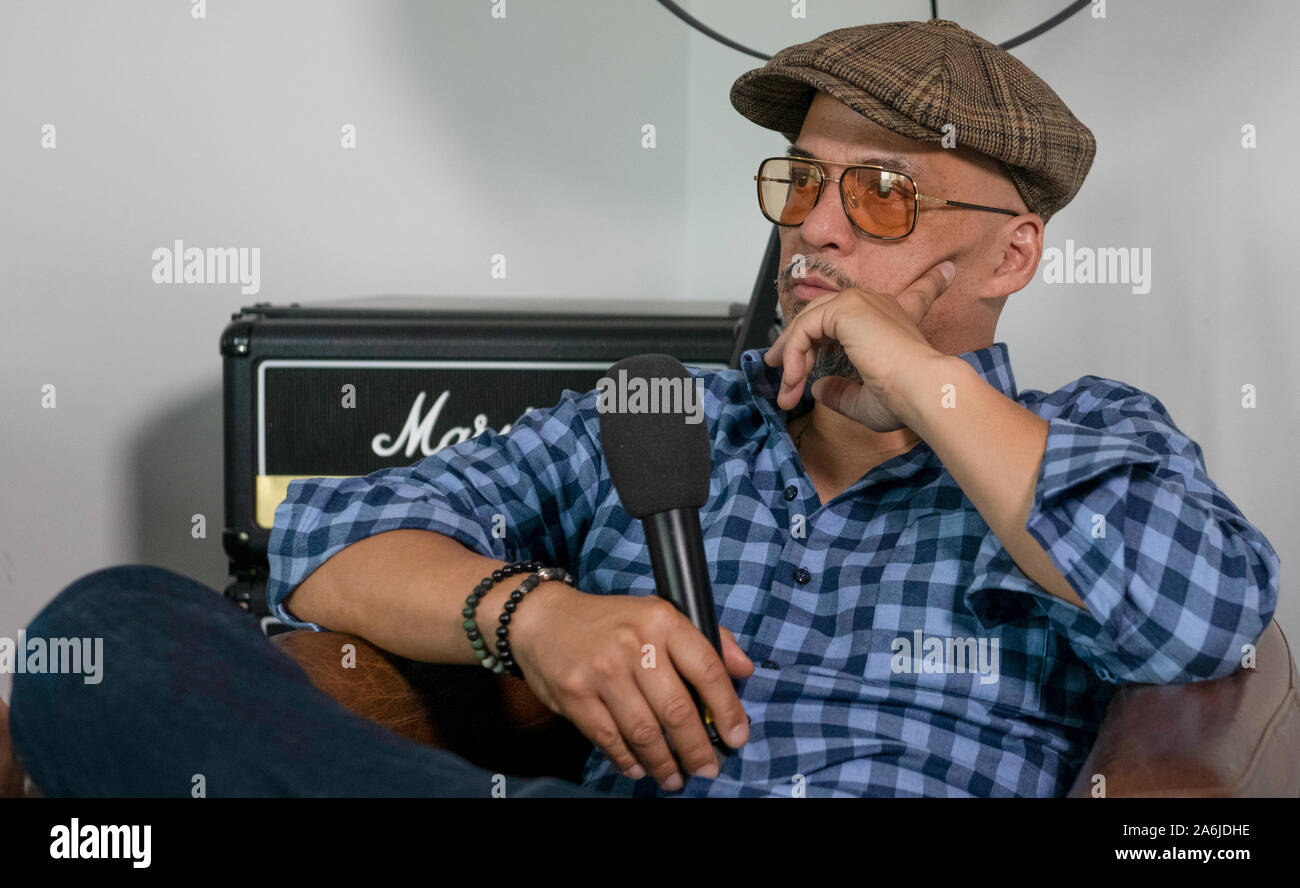 Berlino, Germania. 19 giugno 2019. Joey Santiago, chitarrista della US-band americana folletti, parla durante un'intervista. Credito: Paolo Zinken/dpa/Alamy Live News Foto Stock