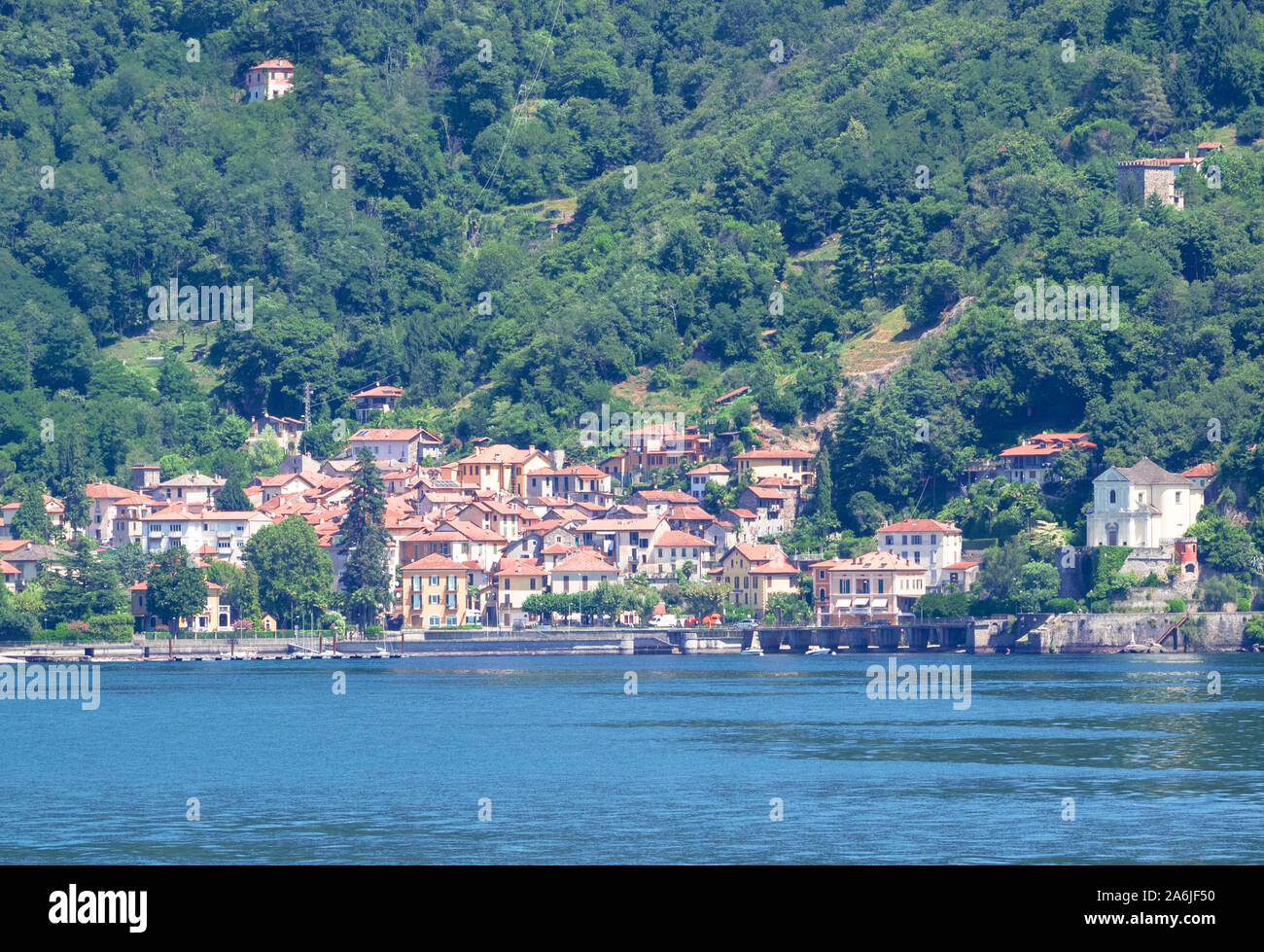 Città circondata dalla natura con le montagne alle spalle e un porto turistico sul Lago Maggiore. Piemonte - Italia Foto Stock