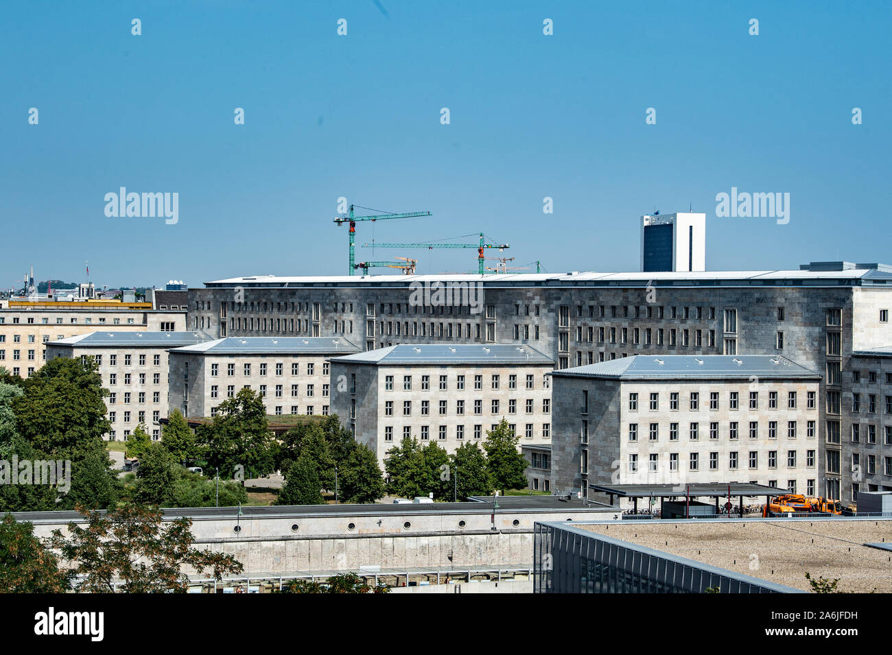 Berlino, Germania. 28 Agosto, 2019. Il Detlev-Rohwedder-Haus nello storico quartiere governativo su Wilhelmstraße è il quartier generale del Ministero federale delle finanze. Credito: Paolo Zinken/dpa/Alamy Live News Foto Stock