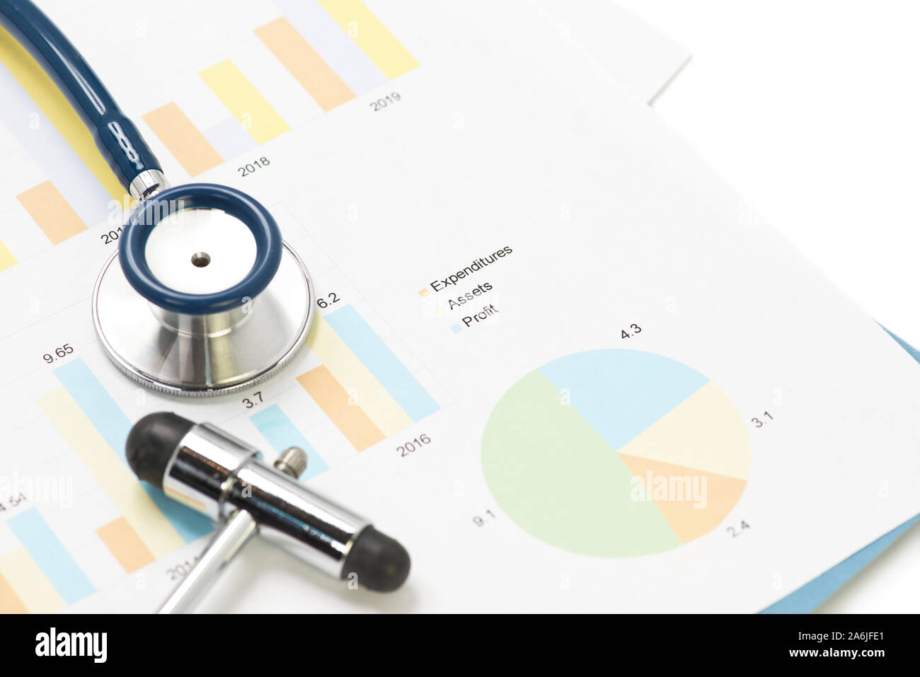 Stethescope e medico il martello reflex con i report finanziari. Foto Stock