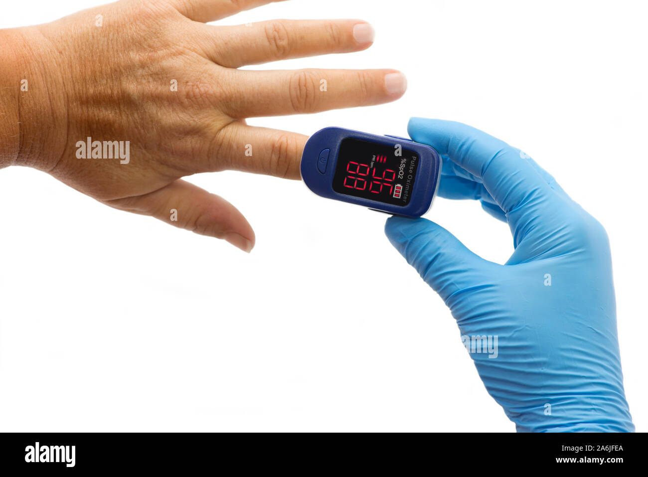 Infermiere utilizza il pulsossimetro per misurare ossigeno del sangue del paziente a livello. Foto Stock