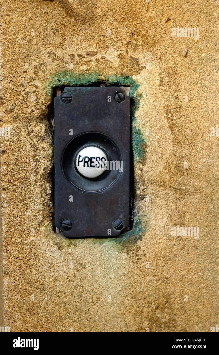 In prossimità di un vecchio campanello impostato in un muro di pietre di Cotswold GLOUCESTERSHIRE REGNO UNITO Foto Stock