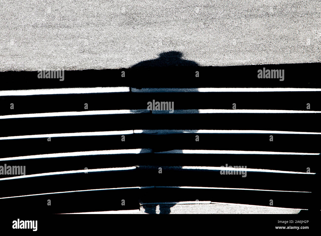 Abstract sfocata ombra silhouette di un uomo su asfalto scale in bianco e nero il ritmo Foto Stock