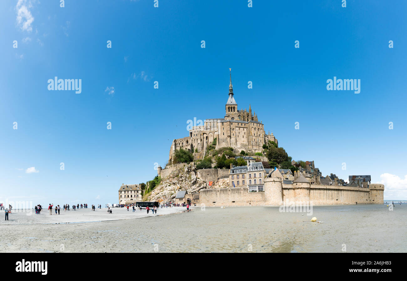 Le Mont Saint Michel, Manche / Francia - 18 agosto 2019: i turisti che visitano il famoso Mont Saint Michel in Normandia nel nord della Francia Foto Stock