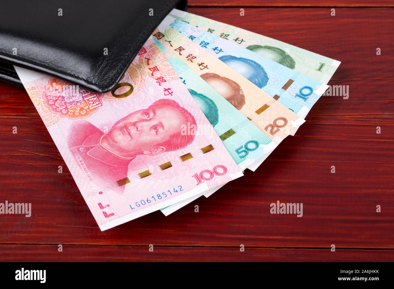 Yuan cinese su un sfondo di legno Foto Stock