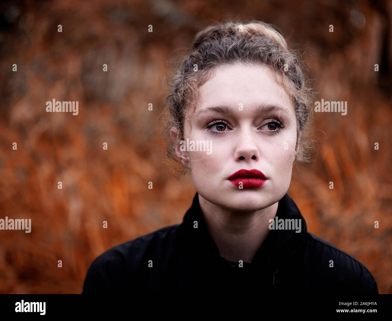 Bella giovane donna con espressione pensieroso Foto Stock