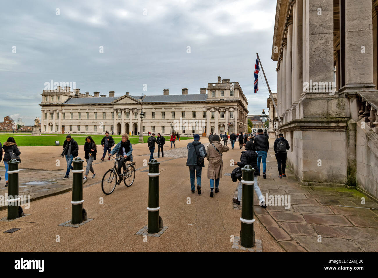 Londra Old Royal Naval College di Greenwich gli studenti che entrano ed escono università di Greenwich Foto Stock