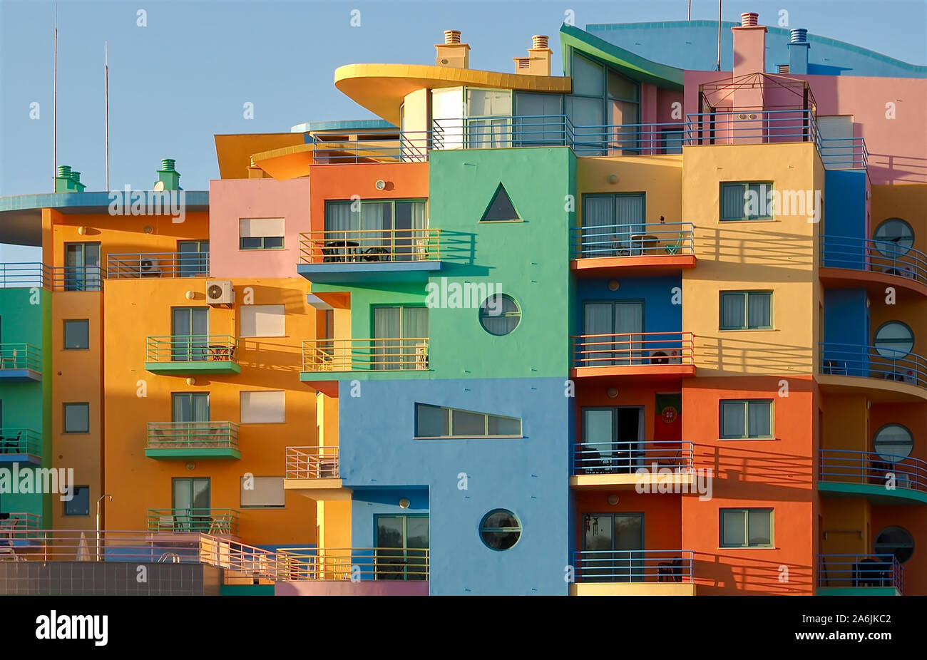 Belle case colorate al porto turistico di Albufeira a costa di Algarve in  Portogallo Foto stock - Alamy